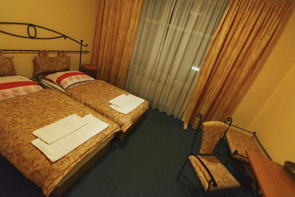 キヨフにはシングルルームはないので、一人でいく場合は割高にはなるが、日本円で一泊５千円から８千円あれば十分良いホテルに宿泊できる。